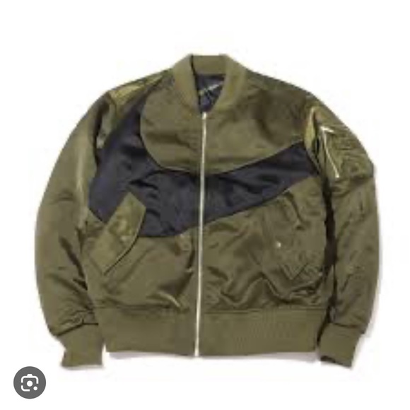 NIKE
SPORTSWEAR SWOOSH THERMA-FIT SYNTHETIC-FILL BOMBER - Picture 12 of 14